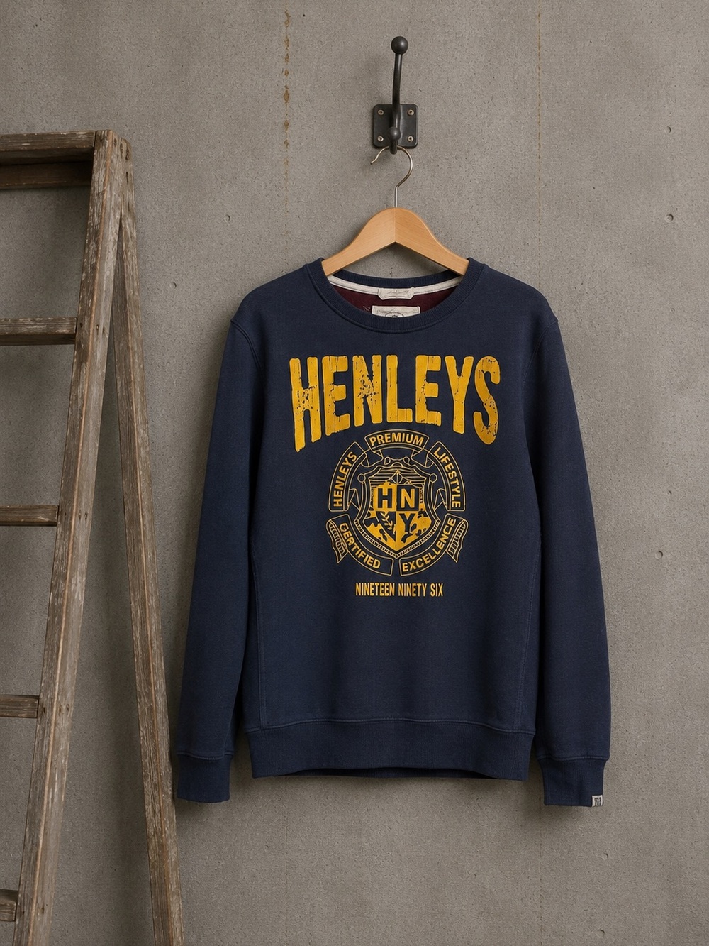 Henleys Manchester Navy Graphic Crewneck Sweatshirt‎ Sz L Spell Out Distressed